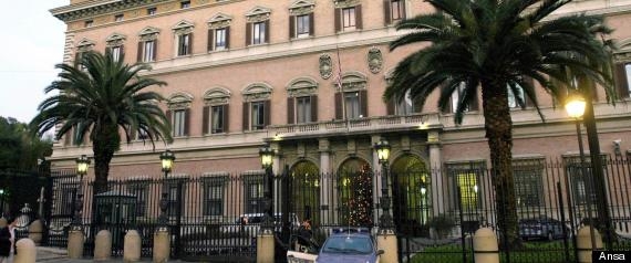 Lascia l’auto vicino ambasciata Usa e scatta l’allarme terrorismo