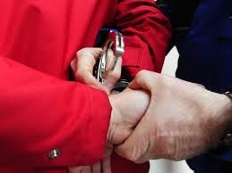 Si fingeva badante per narcotizzare e rapinare anziani