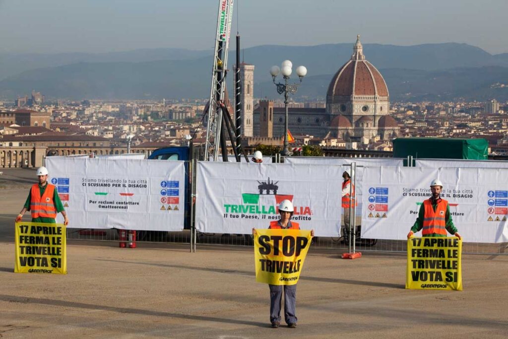 Greenpeace in azione a Firenze contro le trivelle. LE FOTO