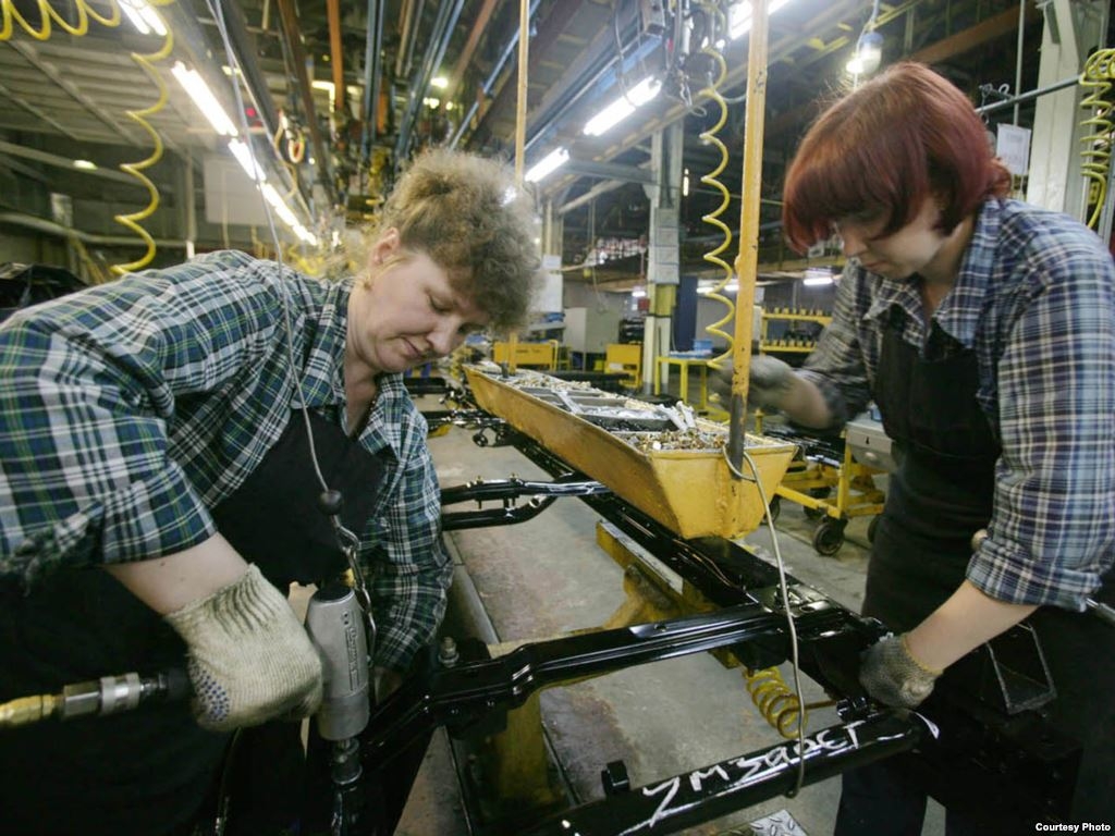 Svaluta il rublo, delocalizzare la produzione in Russia