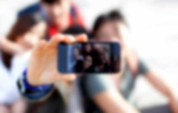 Si fanno il selfie con compagna in crisi epilettica. Tre studentesse sospese