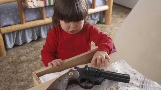 Usa. Bambino di 2 anni spara con pistola trovata in casa e muore