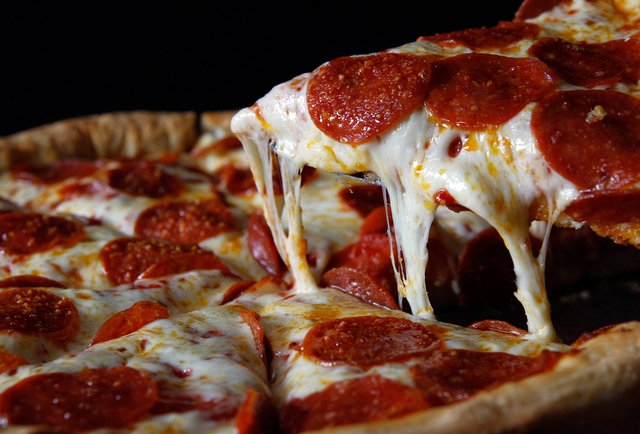 E tu sai cosa mangi? Due pizze su tre con mozzarella lituana e salsa cinese