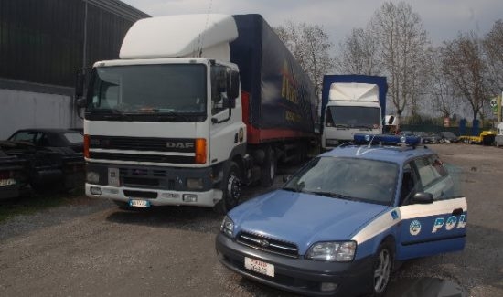 Si fingevano della Guardia di Finanza per rapinare imprenditori. Arrestati