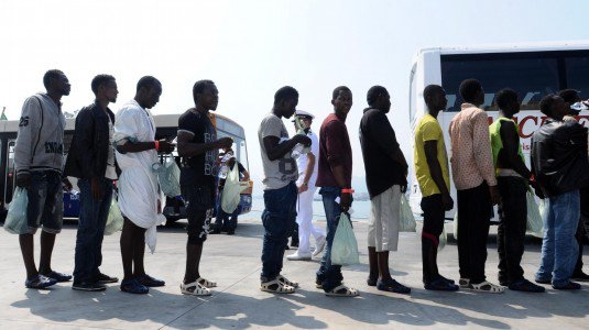 Migranti. Sbarco 412 a Trapani, 100 trasferiti subito in Liguria