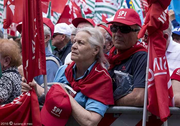 Pensionati in piazza.A un passo dallo sciopero generale. LE FOTO