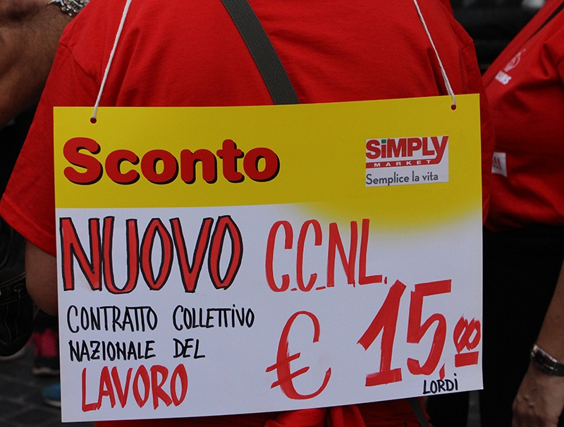 Commercio, i lavoratori vogliono il contratto