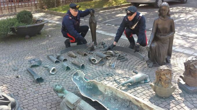 Rubavano statue nei cimiteri. Tre arresti