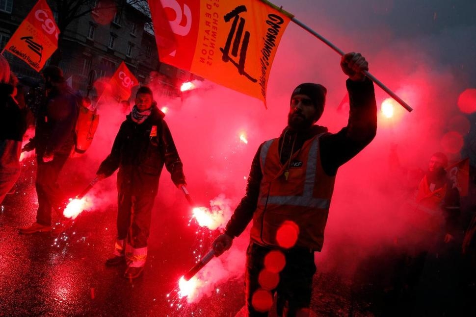 Francia a rischio collasso. Raffinerie chiuse, proteste contro le riforme