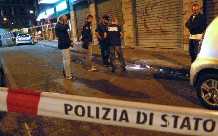 Napoli. Crivellato di colpi per uno sguardo di troppo alla fidanzatina. Il killer ha 16 anni