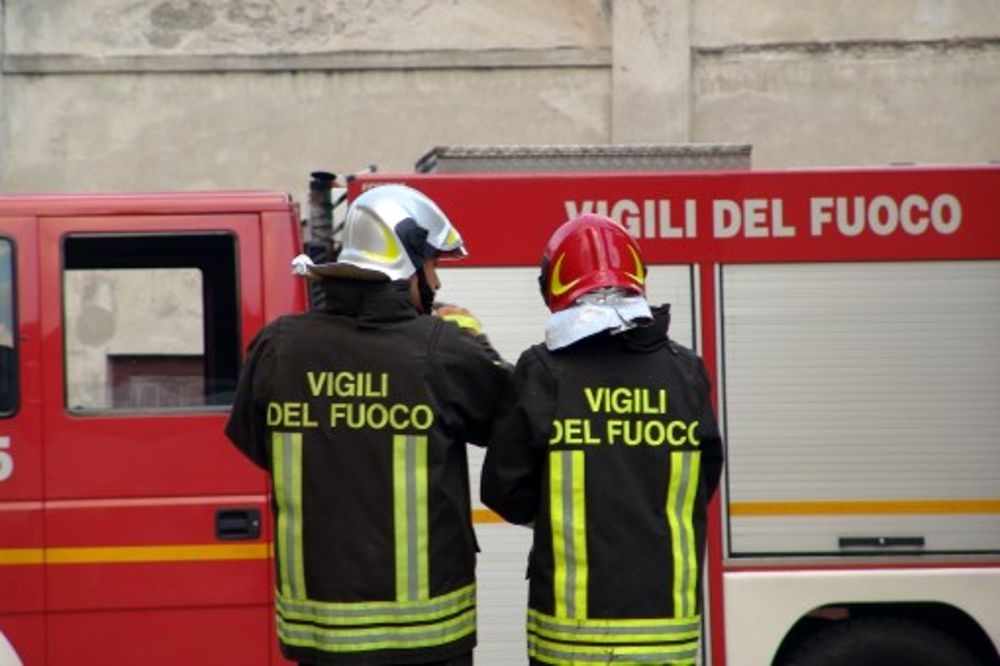 Donna lancia due figlie da finestra, salvate da vigili fuoco