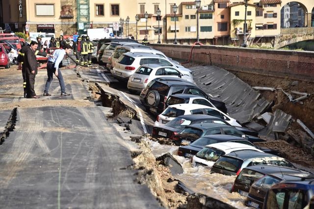 Firenze. Si rompe un tubo voragine sul Lungarno. E’ polemica