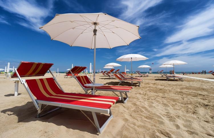 Turismo: i costi dei servizi balneari aumentano del +1,5%. Ecco i rincari
