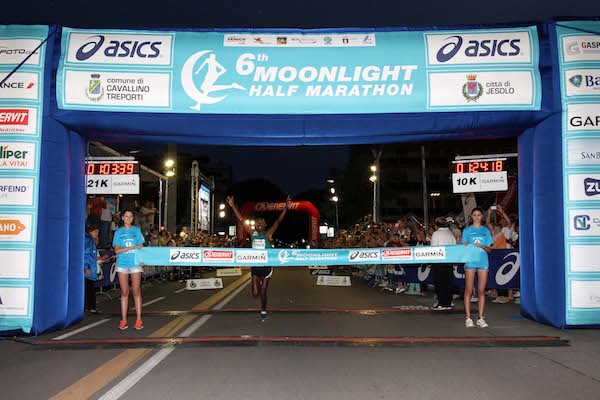 Moonlight Half Marathon Jesolo Cavallino Treporti . Vincono Tiongik e Maraoui. LE FOTO