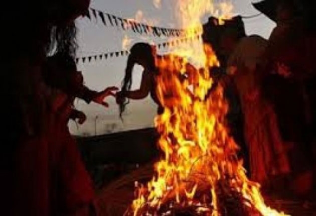 Pakistan. Strangolata e bruciata viva a 16 anni perché aveva aiutato amica a fuggire