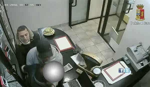 Roma. In tre rapinano compro oro. Ecco il video inedito che riprende la rapina