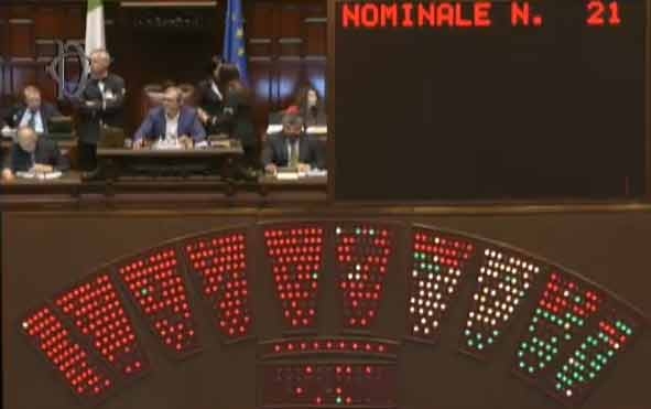 Unioni civili. Passa la fiducia, 369 sì e 193 no. DIRETTA