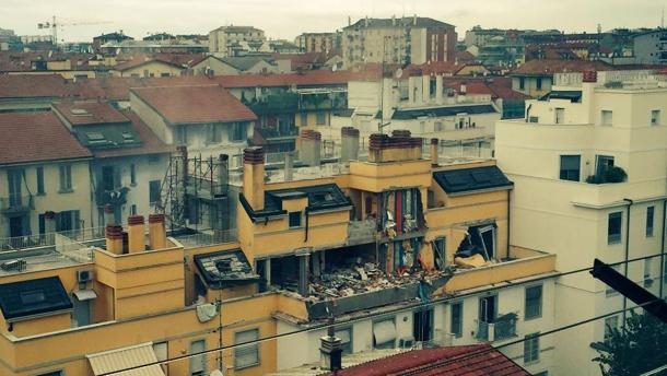 Esplode e crolla palazzina a Milano, 3 morti