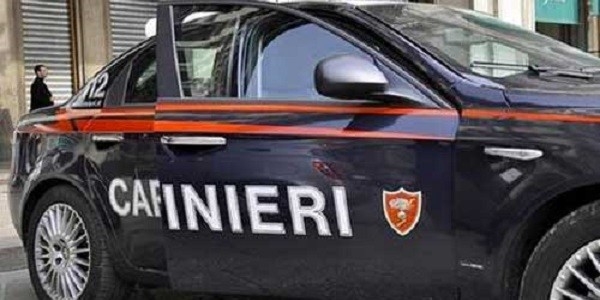 Faceva prostituire la moglie, lei lo denuncia. Arrestato medico 70enne