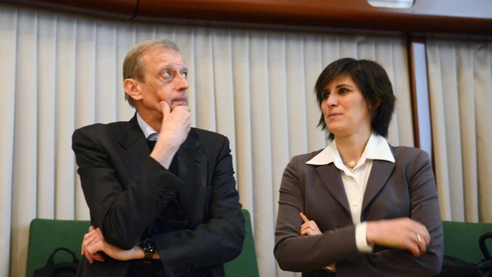 Comunali Torino. Fassino in testa, seguito a ruota da Chiara Appendino