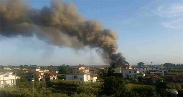 Incendio alla discarica di Roncigliano, rischio nube tossica