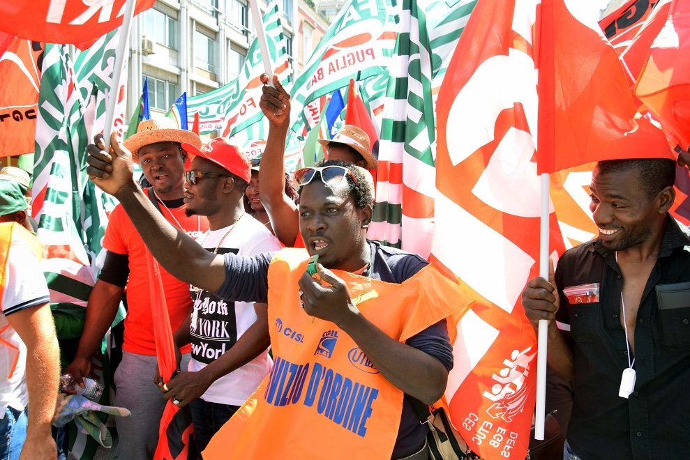 Agricoltura: basta sfruttamento, migliaia di braccianti in corteo
