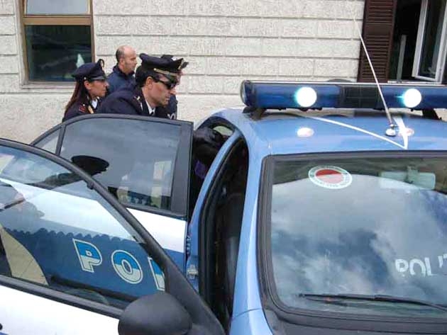 Minorenne, ma già stalker finisce ai domiciliari
