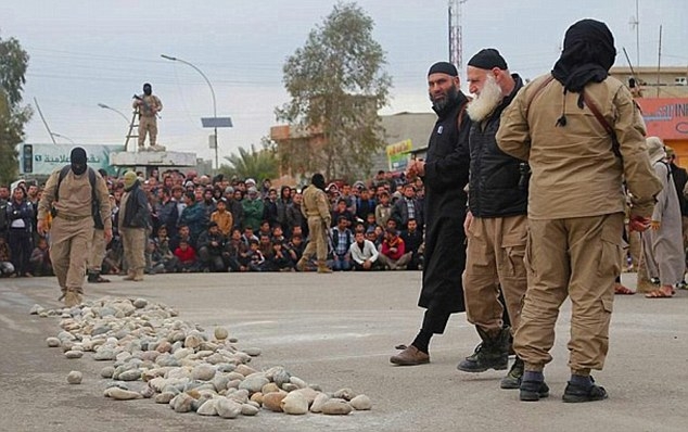 Iraq. Isis lapida donna per adulterio