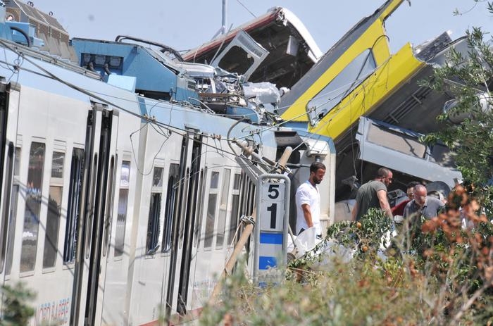 Scontro treni, 27 morti. Si cerca tra le lamiere