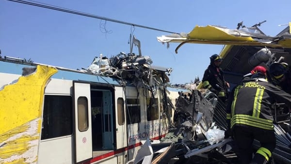Scontro treni. Il capostazione ammette: ho alzato io paletta verde