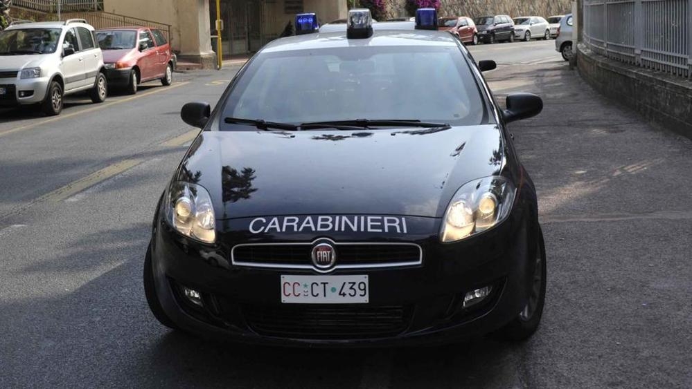 Gli urla ‘sporco negro’ e tenta di ucciderlo, in manette 60enne