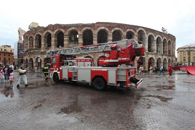 Maltempo. Nubifragio a Verona. Evacuata l’Arena