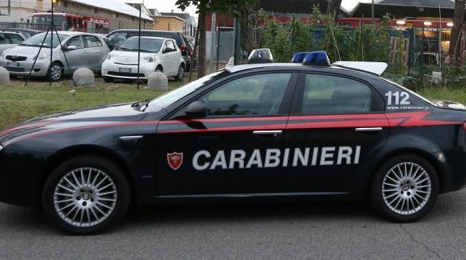 Lecce, litiga con la convivente e le da fuoco