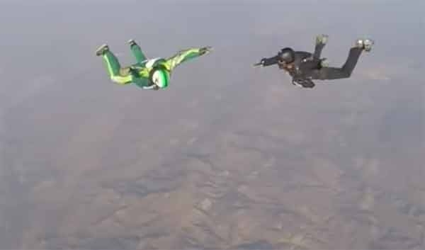 Si lancia senza paracadute da 7.620 metri ed entra nella storia. IL VIDEO