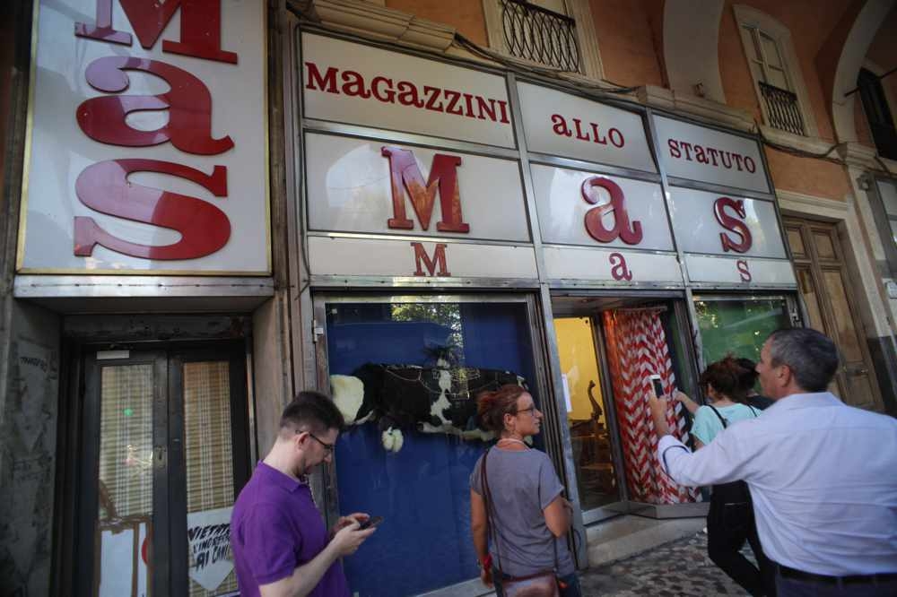 Chiudono gli storici magazzini Mas di Roma, l’arte va in scena. LE FOTO
