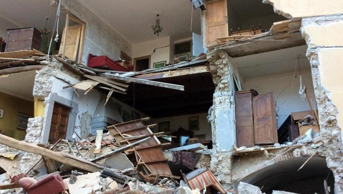 Terremoto centro Italia: ad Accumoli si scava a mani nude