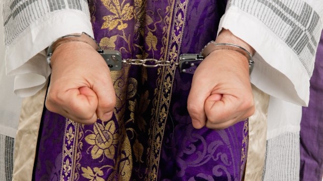 Pedofilia. Prete punta coltello a ragazzo di 15 anni e abusa di lui