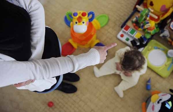 Milano. Bimbi all’asilo nido percossi e  rinchiusi in stanzini al buio per punizione, 2 arresti