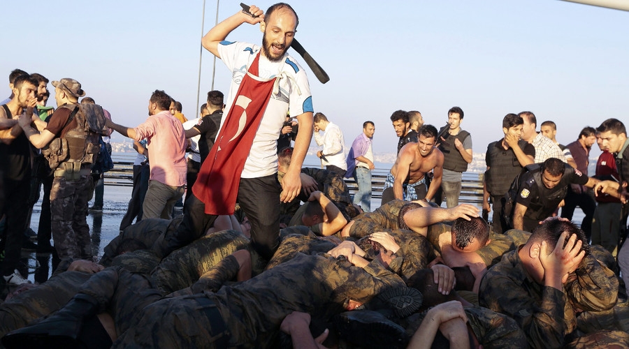 Turchia. Fallito golpe. Ancora arresti, giornalisti in manette