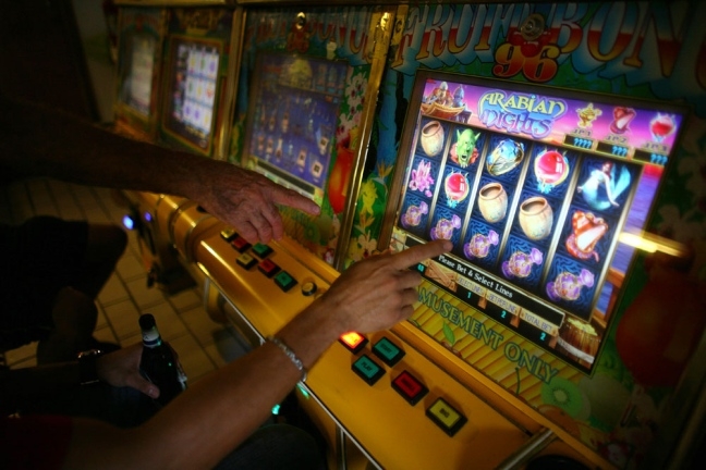 Codacons: la Raggi si rifiuta di regolamentare apertura indiscriminata sale slot a Roma