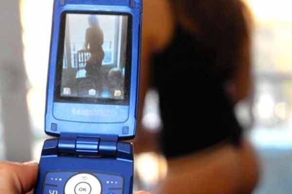 Reggio Emilia, filmata mente fa sesso e ricattata: denunciato 50enne