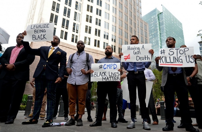 Usa. Manifestanti in piazza violano il coprifuoco, scontri