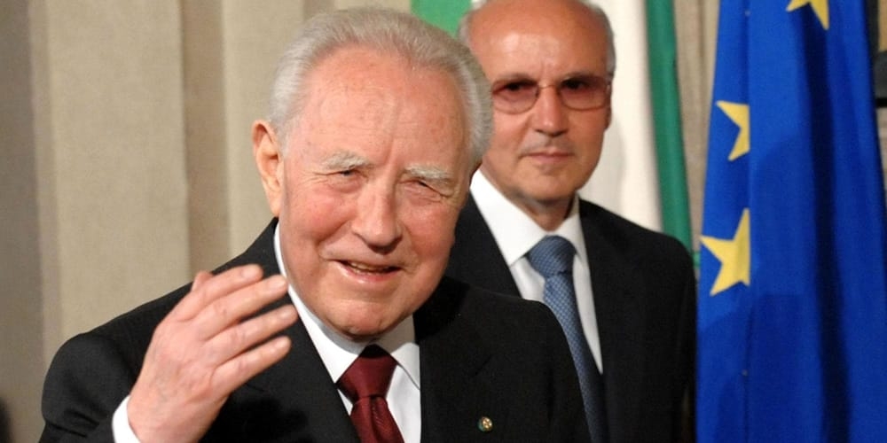 Oggi i funerali di Ciampi. Lutto nazionale, bandiere a mezzasta