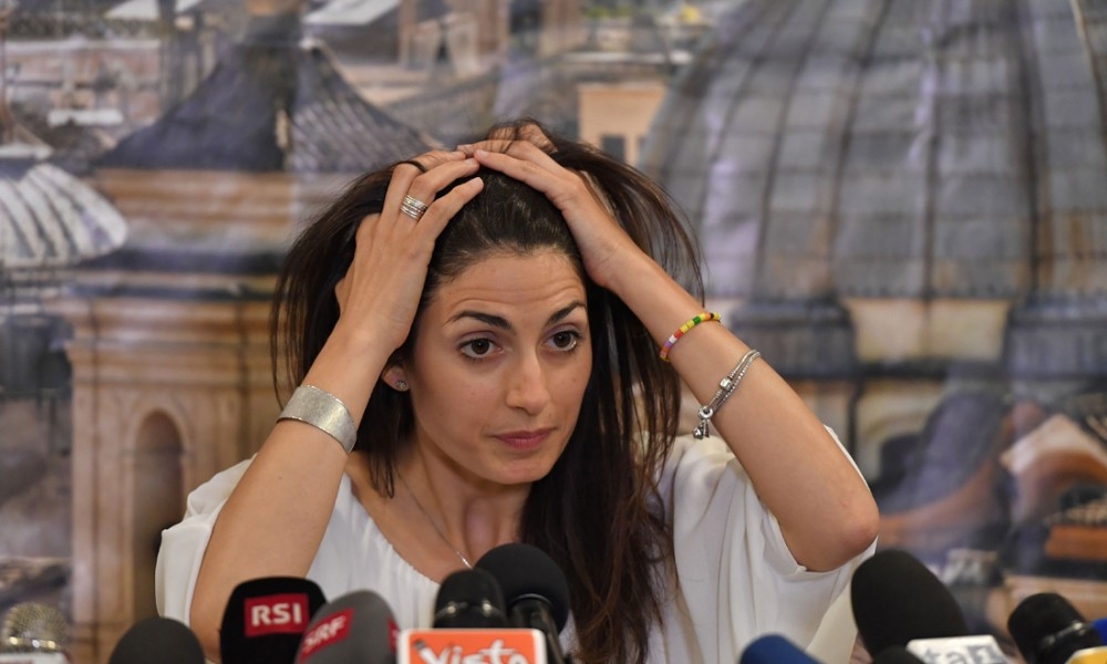 Roma. Raggi tiene Muraro, cittadini ancora delusi