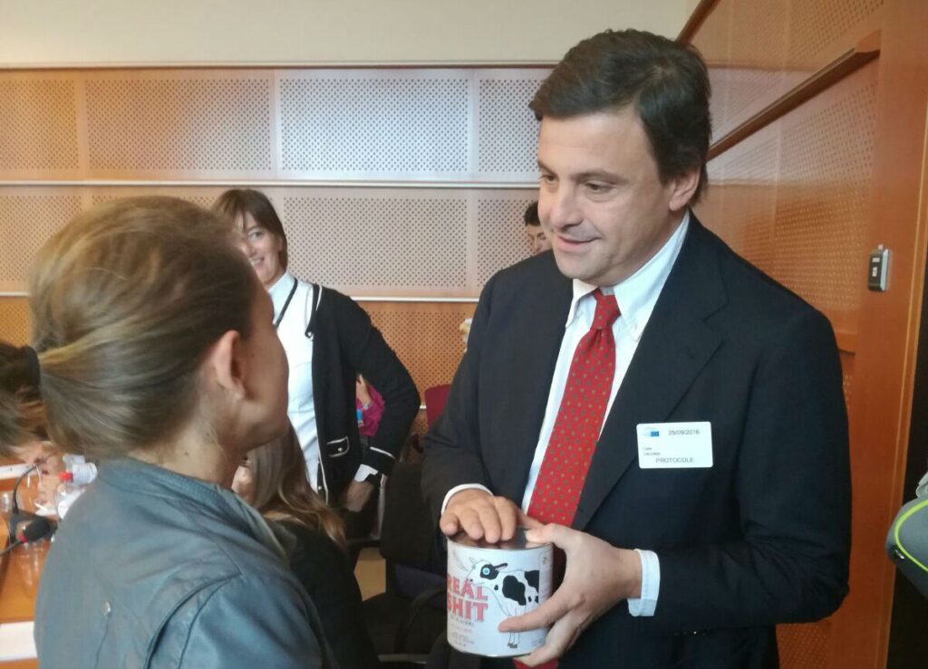StopTTIP: consegnata una latta di letame al Ministro Calenda