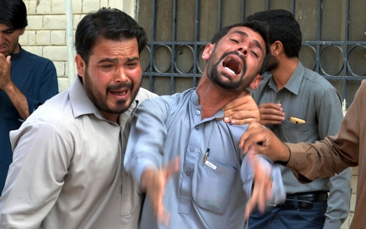 Pakistan. Kamikaze fa 12 morti. Rivendicano i talebani