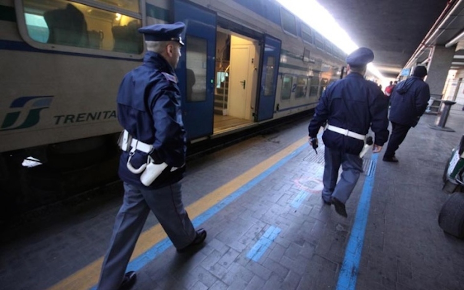 Chiede di non fumare in metro. Massacrati di botte madrel e figlio. Due arresti