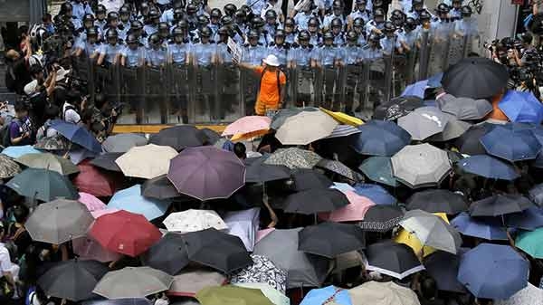 Hong Kong. I leader della protesta degli ombrelli in Parlamento