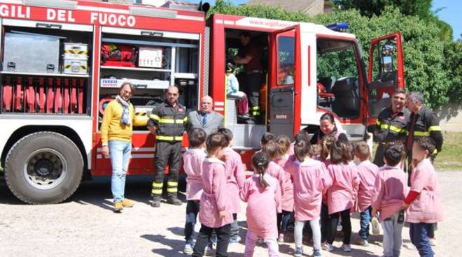 Cade controsoffitto in una scuola. Bambina ferita