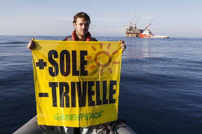 Greenpeace in azione contro le nuove trivelle in Sicilia. LE FOTO